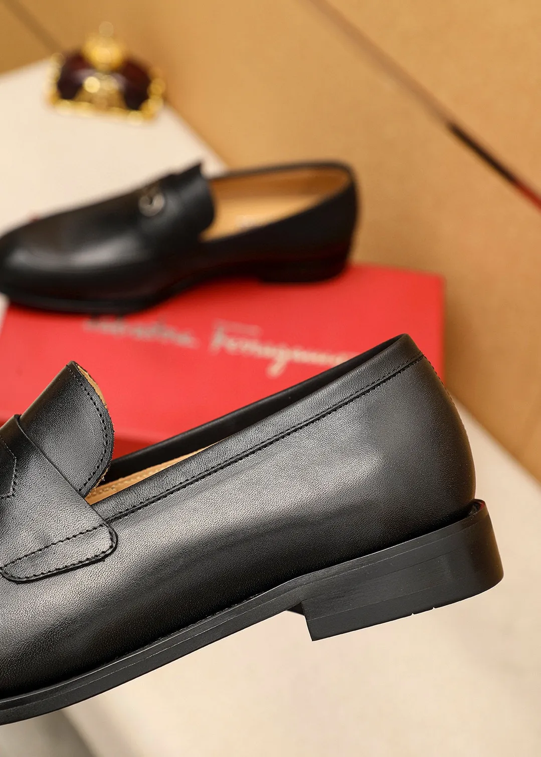 Men's shoes 💰480 💐 Product trademark: Ferragamo "Ferragamo" casual leather shoes Regular size: 38-44 (45.46🉑️customized) Product materials: Selected imported first-layer cowhide upper + luxury hardware buckle, imported water-dyed cowhide leather lining. Strong three-dimensional visual effect, original rubber outsole Color: 1⃣️color optional